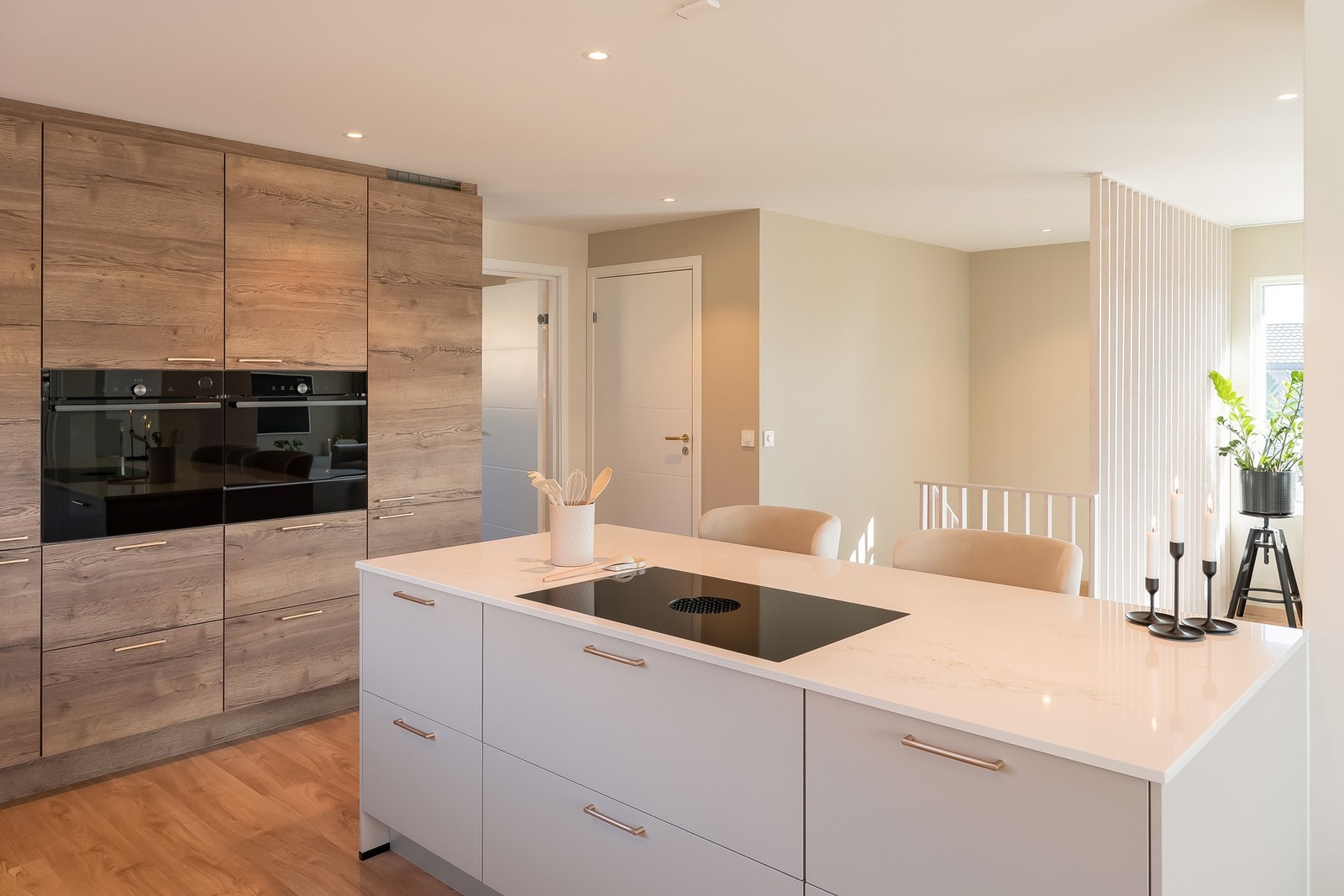 Moderne kjøkkenøy inkludert koketopp med ventilator fra Bora X-Pure. Galleribilde