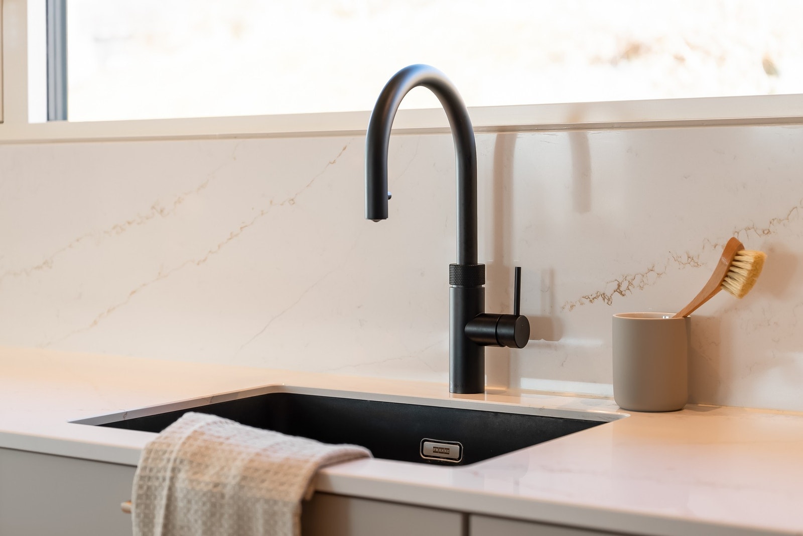 Det er montert Quooker som gjør at man til en hver tid har tilgang på kokende vann direkte fra springen. Galleribilde