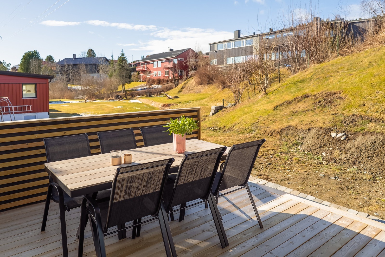 Lun og skjermet terrasse. Galleribilde