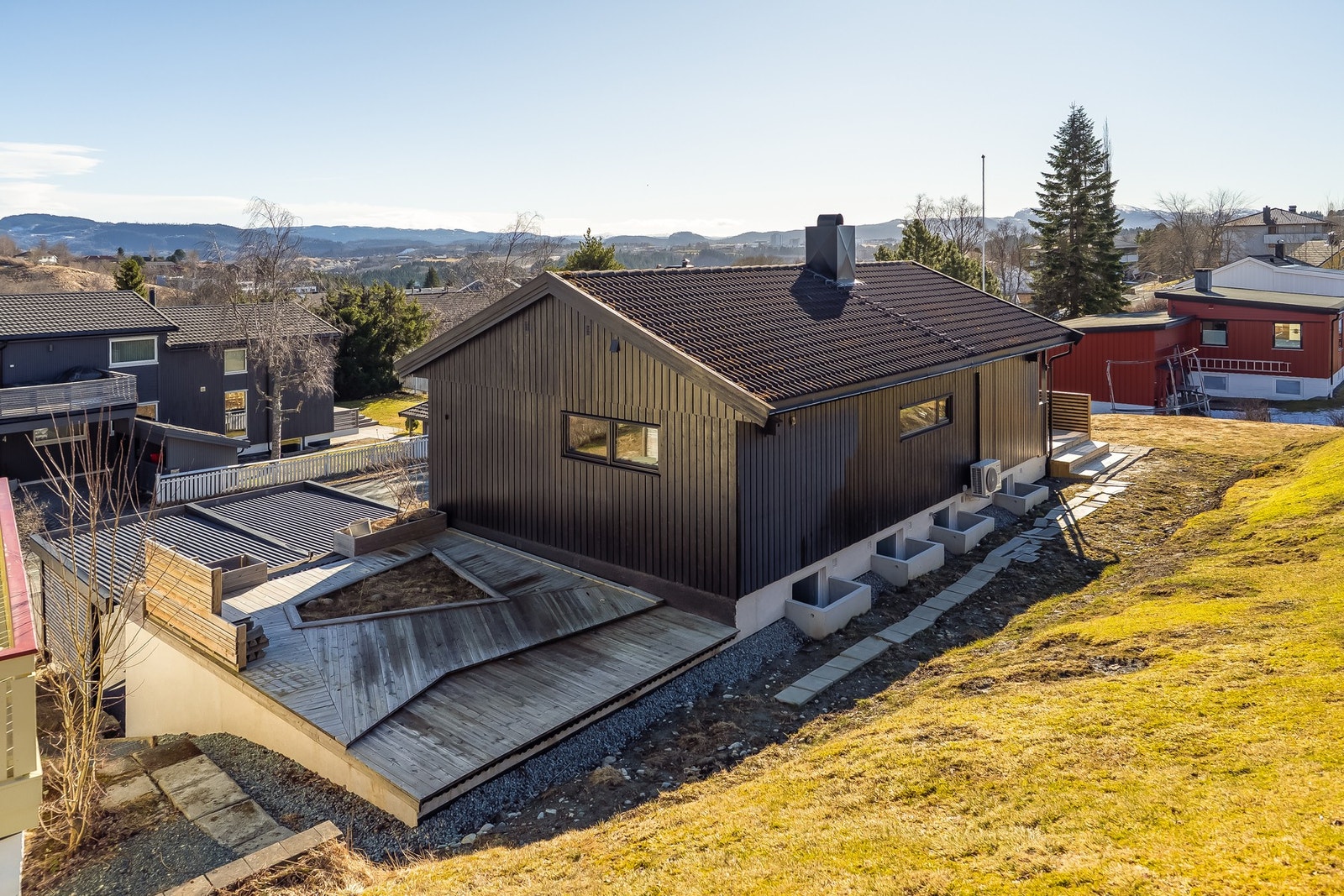 Terrasse på begge sider av bygget (sør og nord). Galleribilde