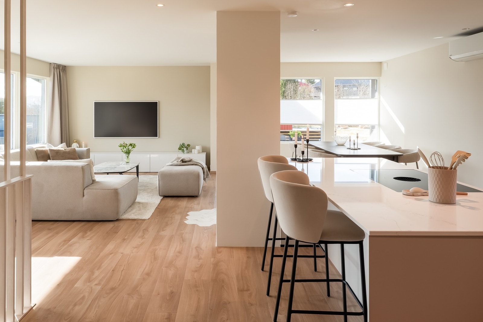 Stue, kjøkken og spisestue har et samlet areal på hele 54 kvm. Galleribilde