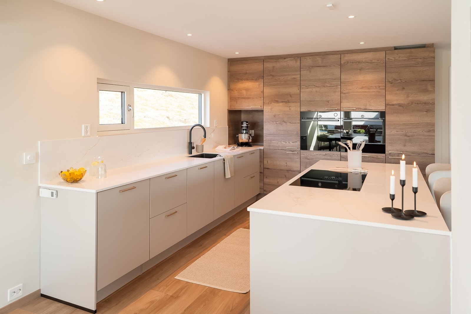 Nytt kjøkken fra 2024. Benkeplate fra Silestone, med matchende backsplash av Eide Stein Galleribilde