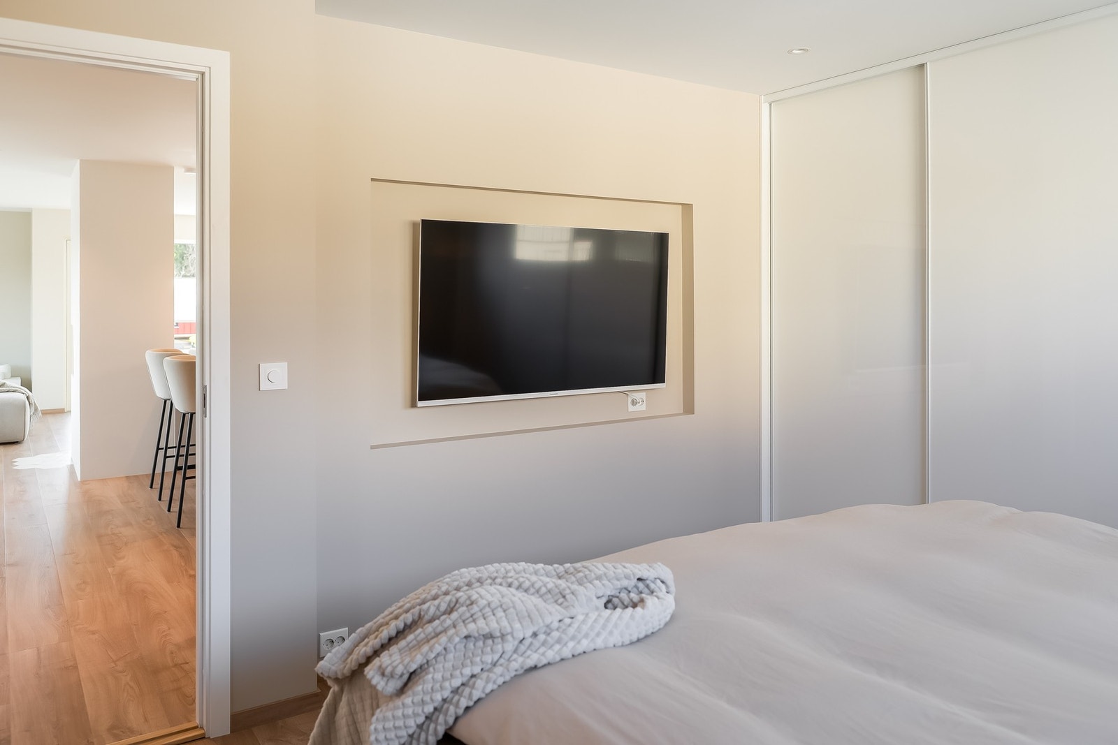 Det er etablert nisje til TV i boligens hovedsoverom, i tillegg til lyddempende dører fra Harmonie. Galleribilde