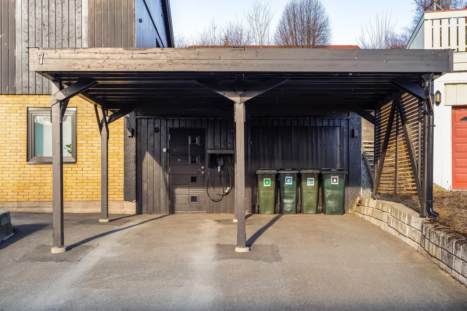 Praktisk biloppstillingsplass ned tak. Galleribilde