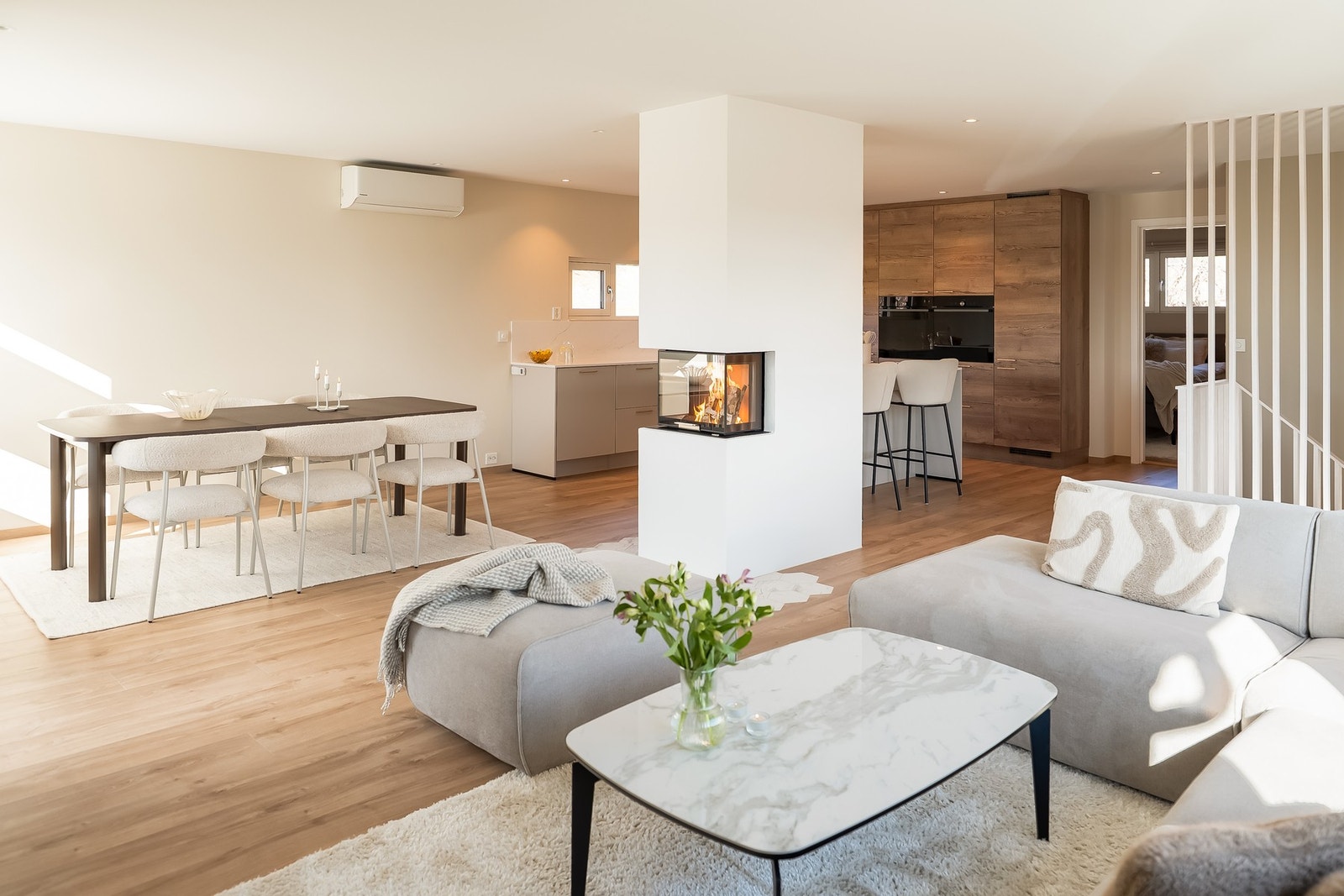 Det er etablert peisinnsats fra Nordpeis i stuen fra 2024. Galleribilde