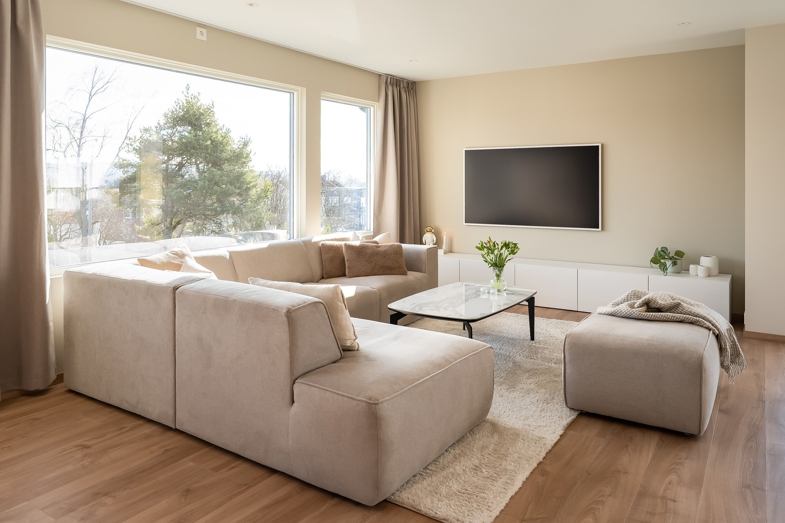 De utstrakte vindusflatene bidrar mye naturlig dagslys og en flott atmosfære. Galleribilde