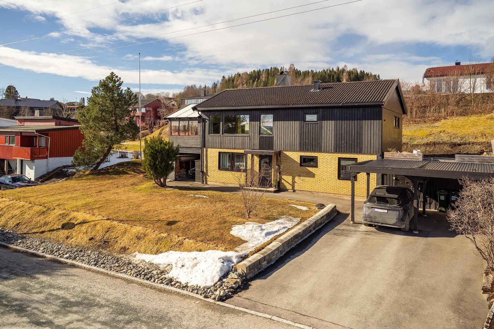 Velkommen til en stor og innholdsrik enebolig på Byåsen med 1,1 mål tomt! Galleribilde