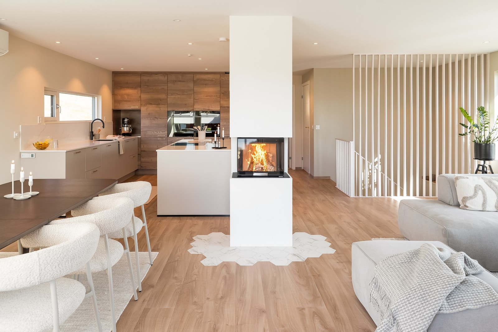 I tillegg til peis er det etablert varmepumpe i 2024 fra Panasonic. Galleribilde