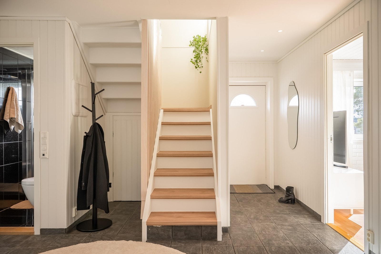 Boligen har en gjennomtenkt planløsning fordelt på to etasjer. Galleribilde