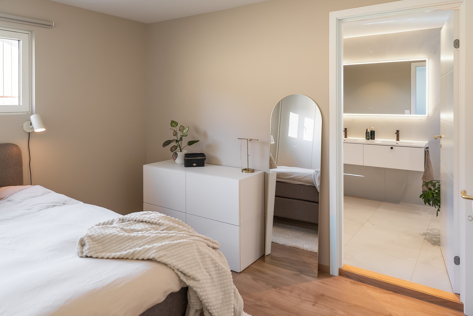 Hovedsoverom med tilknyttet bad på 9 kvm - en privat og komfertabel løsning. Galleribilde