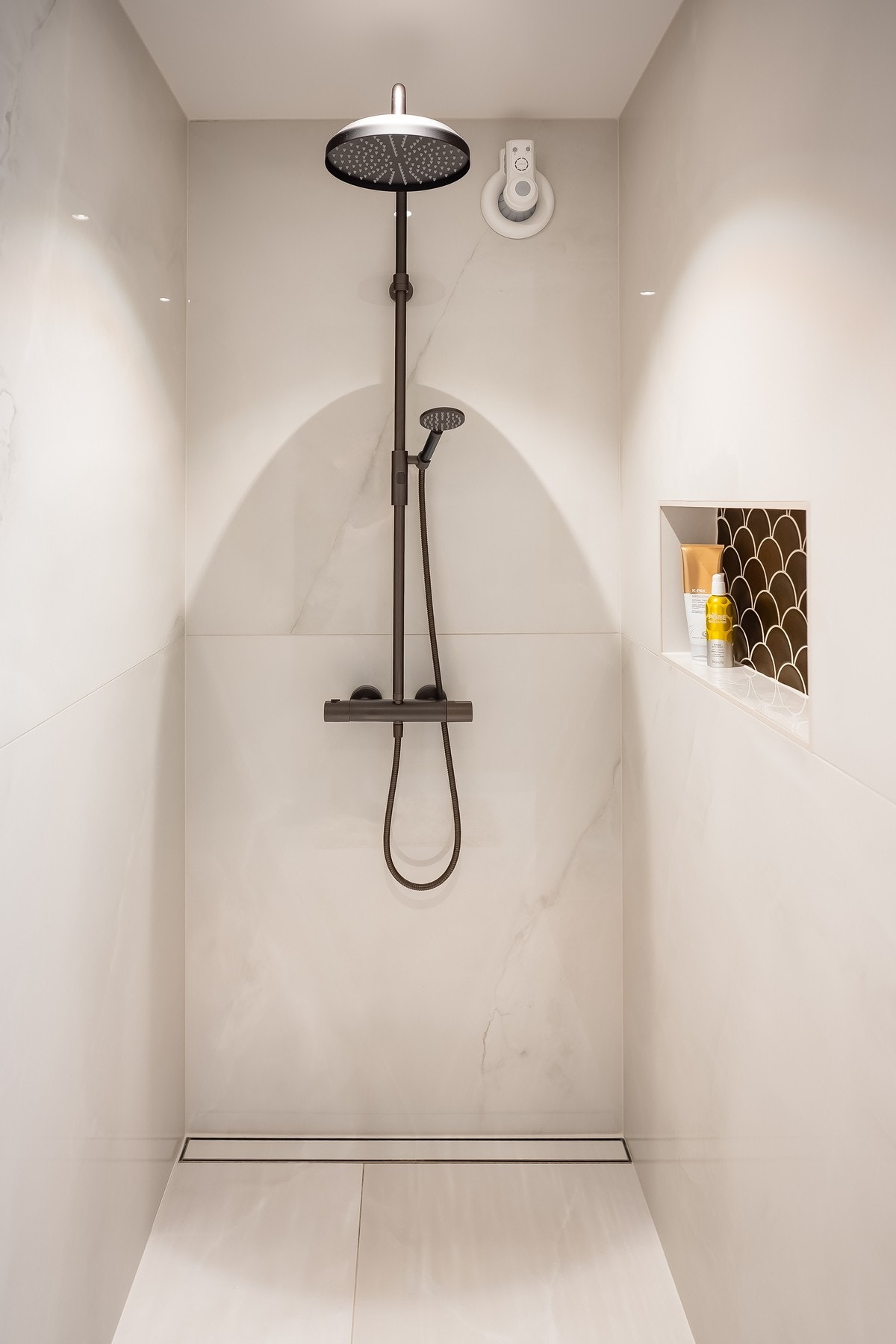 Dusjsone med nisje for oppbevaringsmuligheter, og Purus tile line sluk. Galleribilde