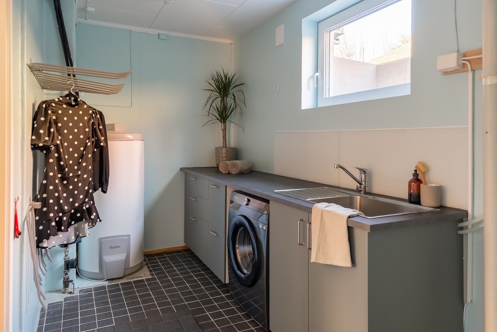 Eget vaskerom med opplegg for vaskemaskin. Galleribilde