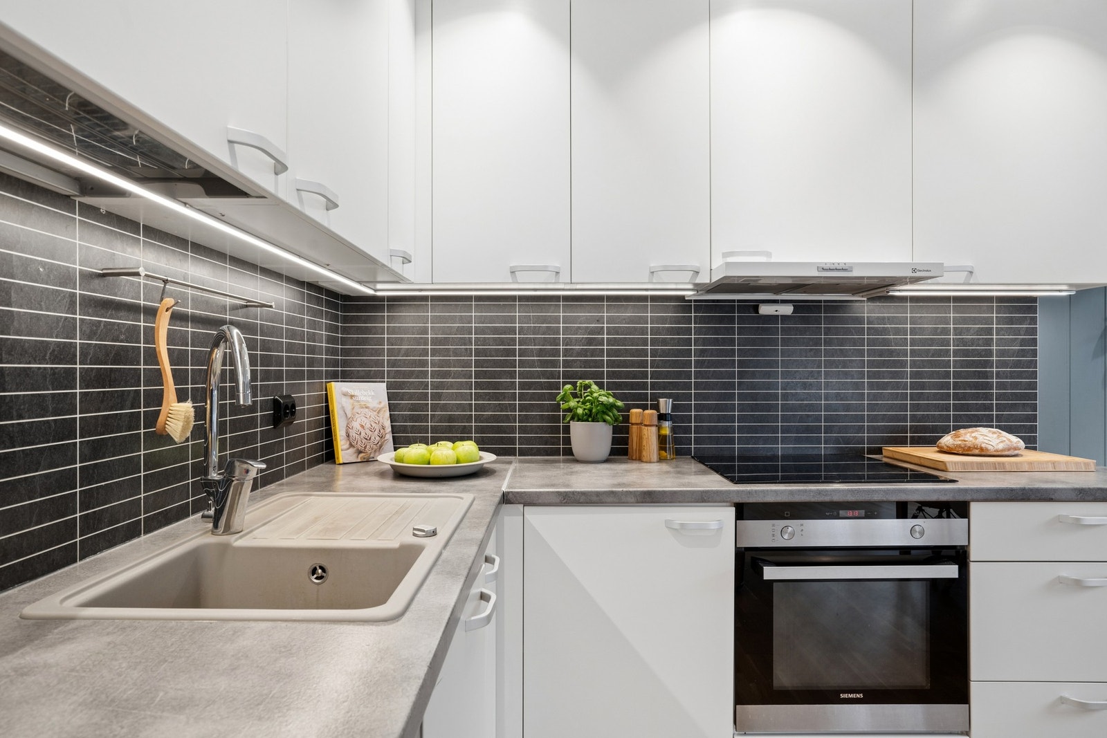 Lagt opp med ekstra belysning under overskapene. Galleribilde