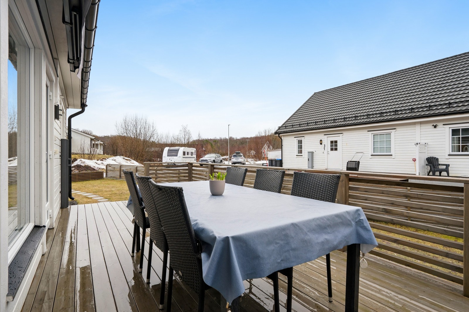 Eiendommen ligger med kort gangavstand fra skole og barnehage, samt idrettsanlegg. Galleribilde