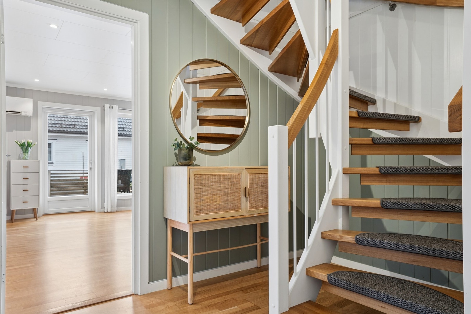 Fra gangen er det adkomst til resterende rom i boligen, samt trapp opp til loftet. Galleribilde