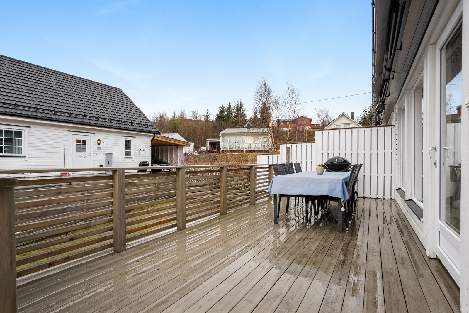 Terrasse fungerer som en forlengelse av stuen på varme sommerdager. Galleribilde
