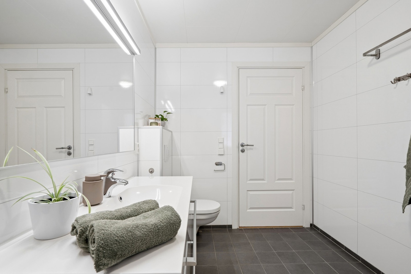 Badet har elektriske varmekabler i gulvet. Galleribilde