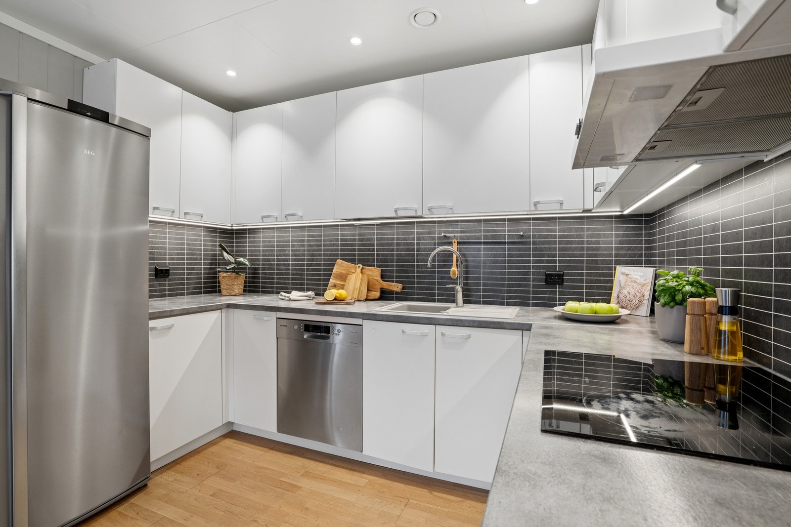 Lys kjøkkeninnredning med laminat benkeplate. Galleribilde