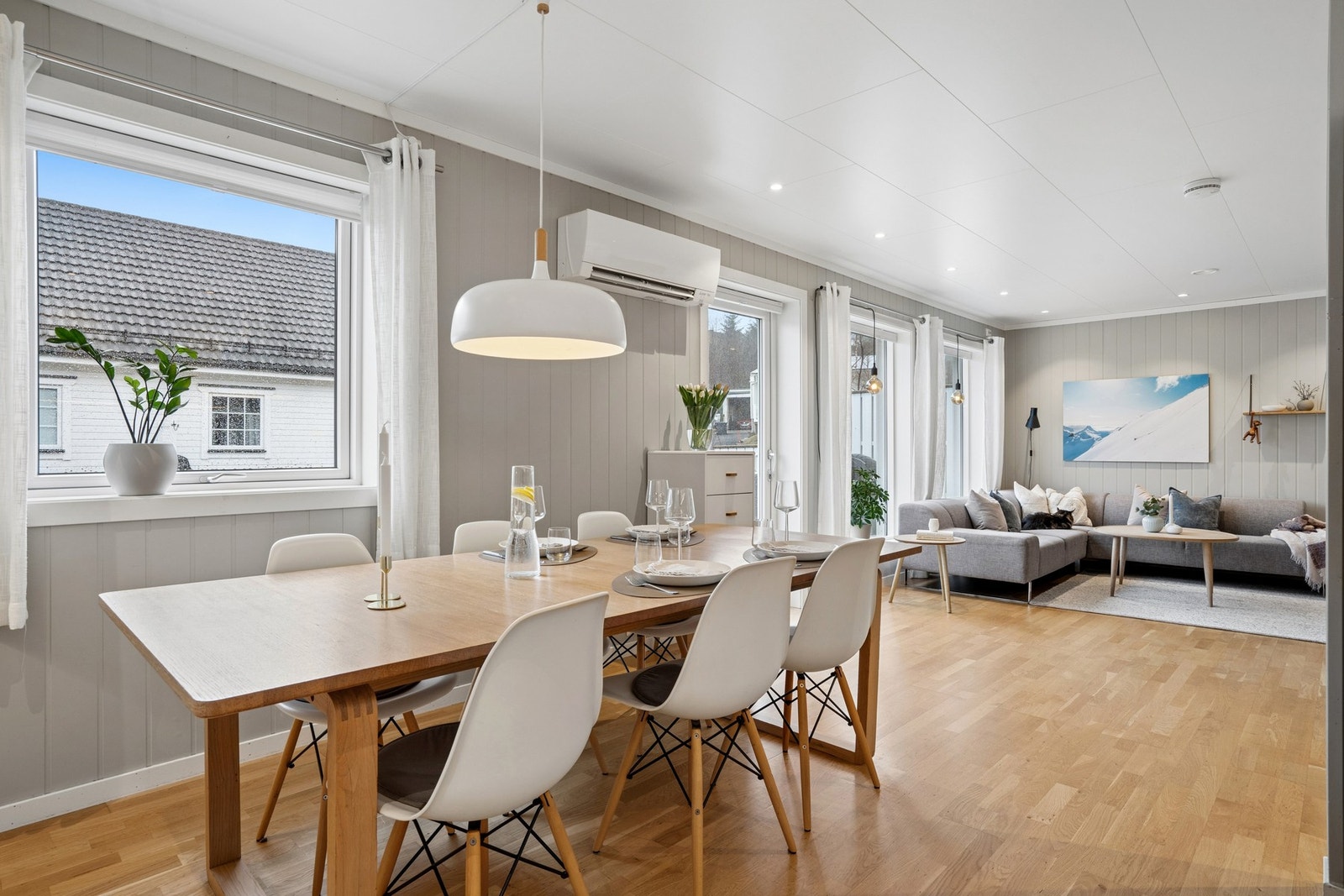 Fra stuen er det også direkte adkomst ut til veranda på fremsiden. Galleribilde