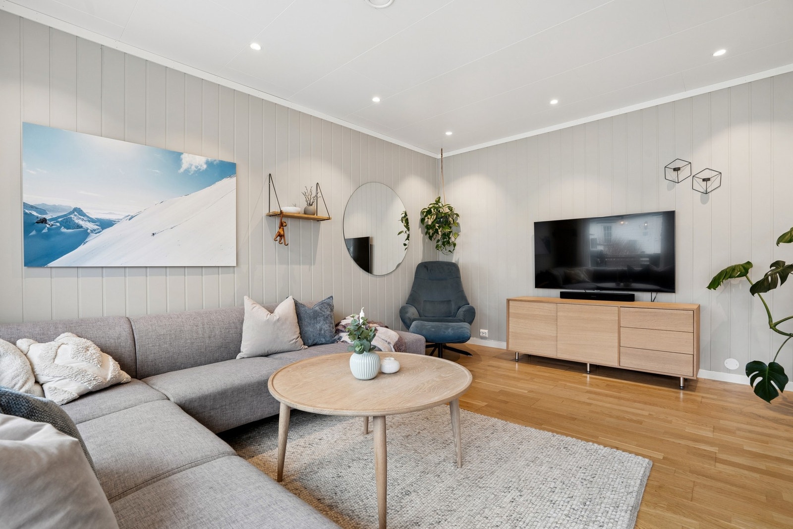 Det er spotter i taket i hele oppholdsrommet, inkludert på kjøkkenet. Galleribilde