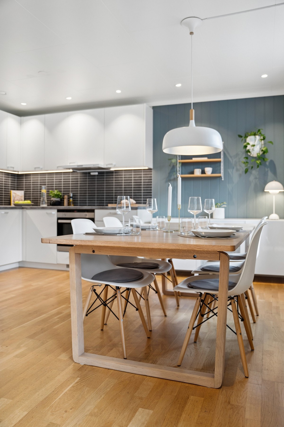 Selv med en delvis åpen løsning er rommet naturlig inn delt i flere sittesoner. Galleribilde