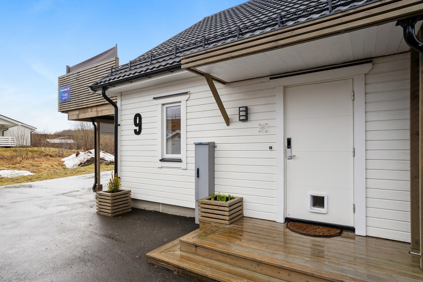 Fra eiendommen er det også kort avstand inn til Kabelvåg sentrum med matbutikk, nisjebutikker og spisesteder. Galleribilde