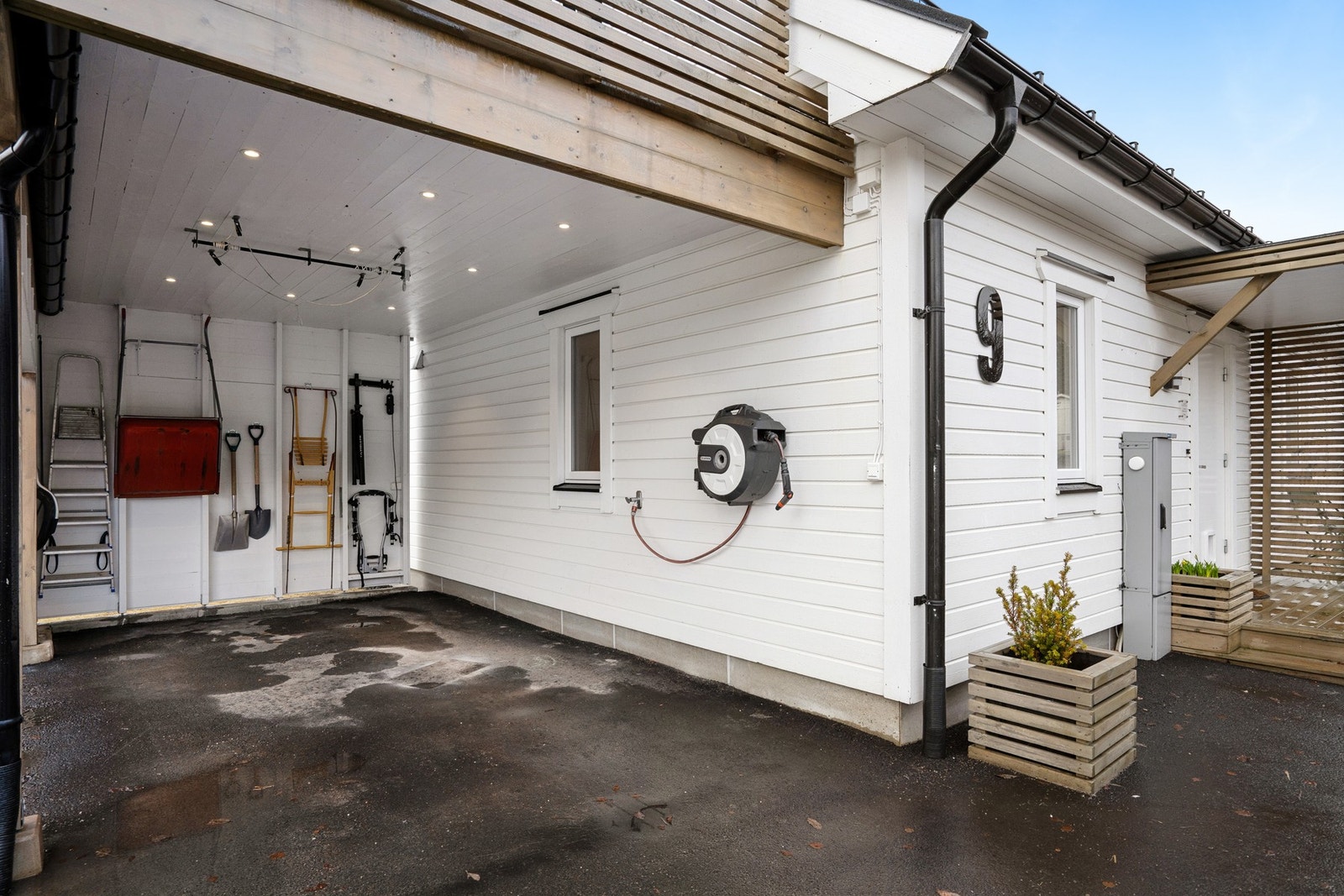 Det er parkering i carport og praktisk overbygd inngangsparti. Galleribilde