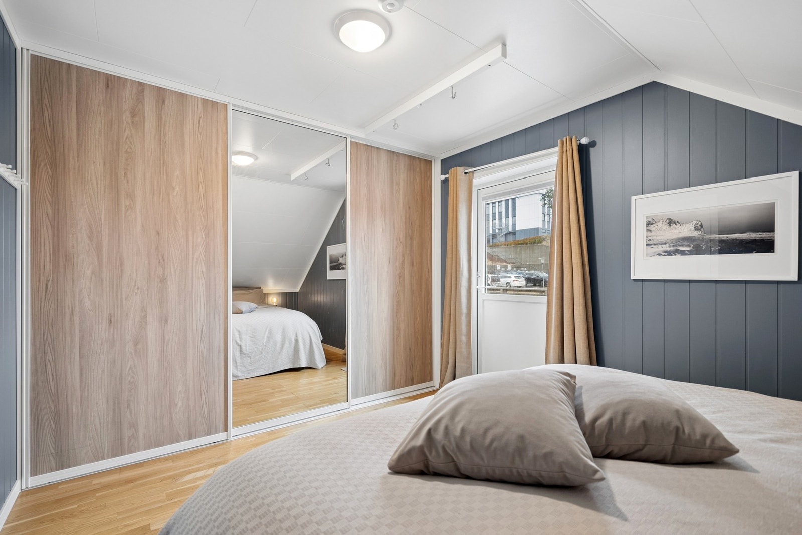 Her er det også utgang til altan som er oppført over carporten. Galleribilde