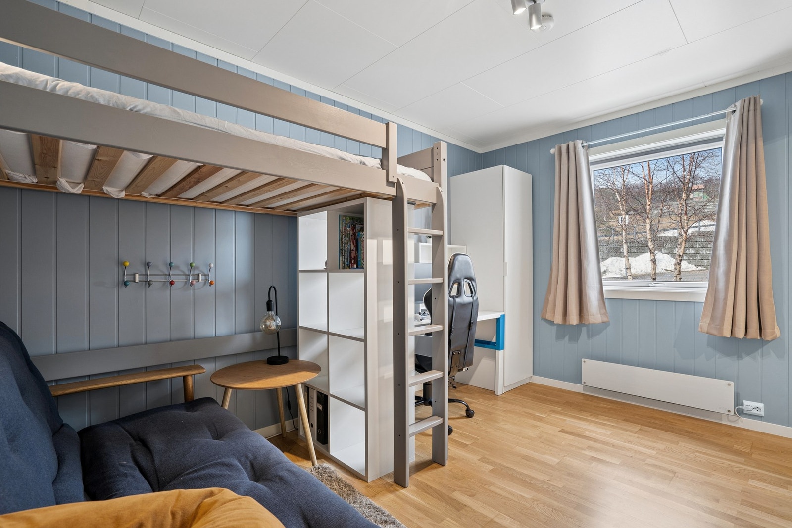 Soverom 1 befinner seg like ved inngangsdøren og er av god størrelse. Galleribilde