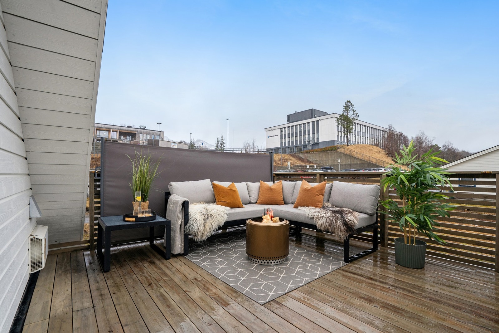 Boligen byr på 2 terrasser, her ser man altanen over carporten. Galleribilde