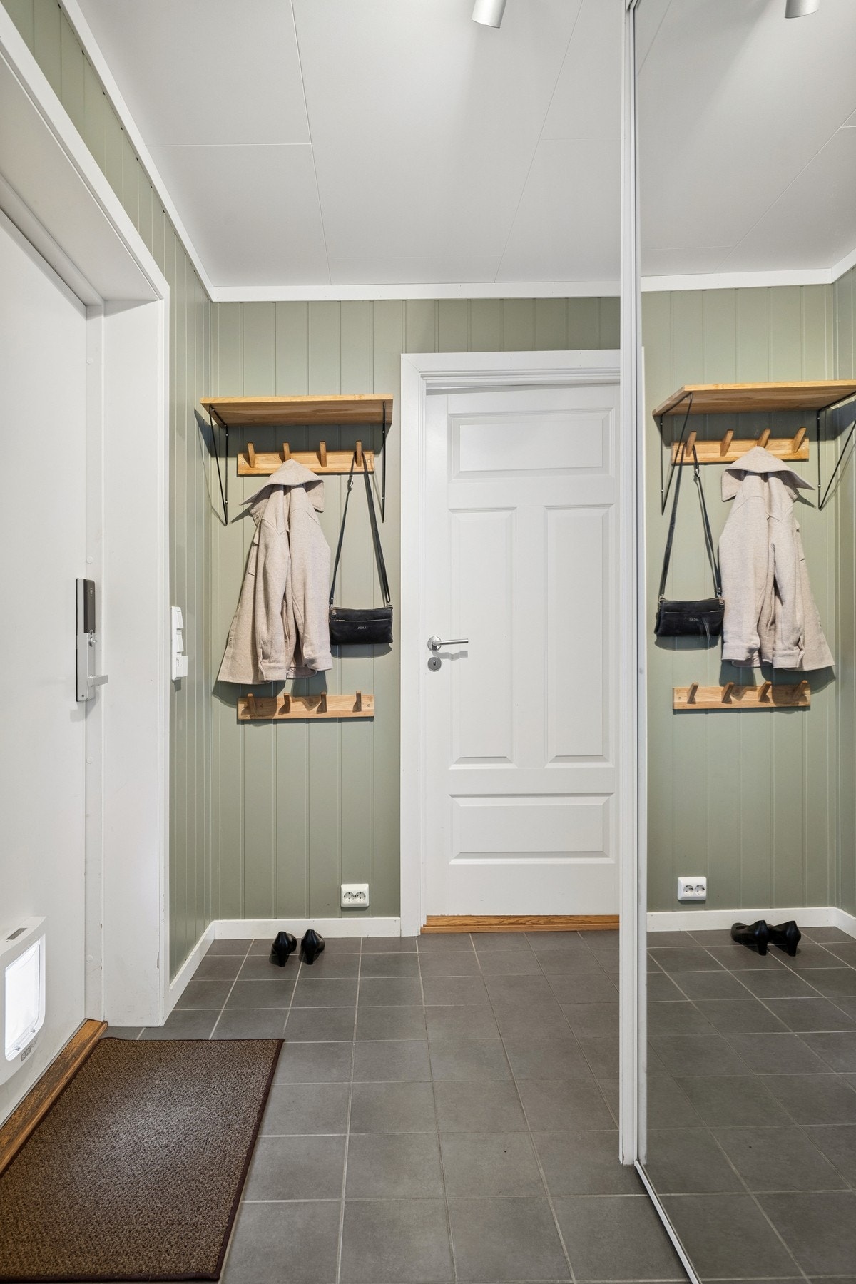 Velkommen inn i en flislagt gang/entrè med varmekabler. Galleribilde