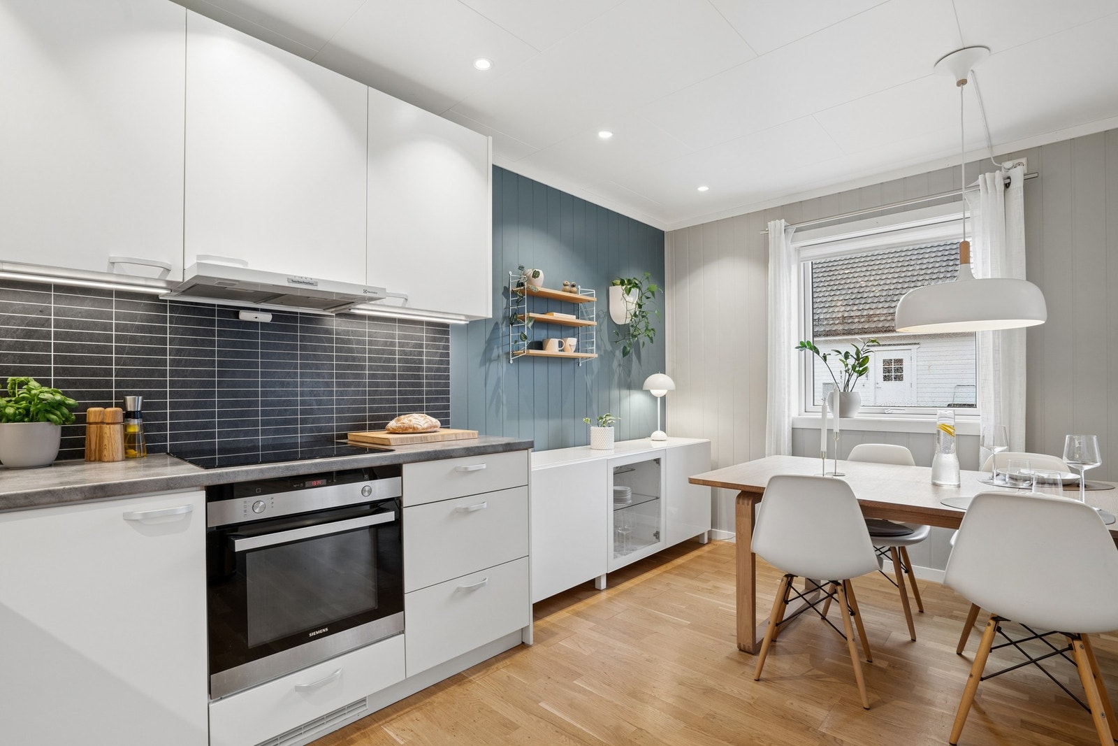 Deler av kjøkken/spiseplassen. Galleribilde