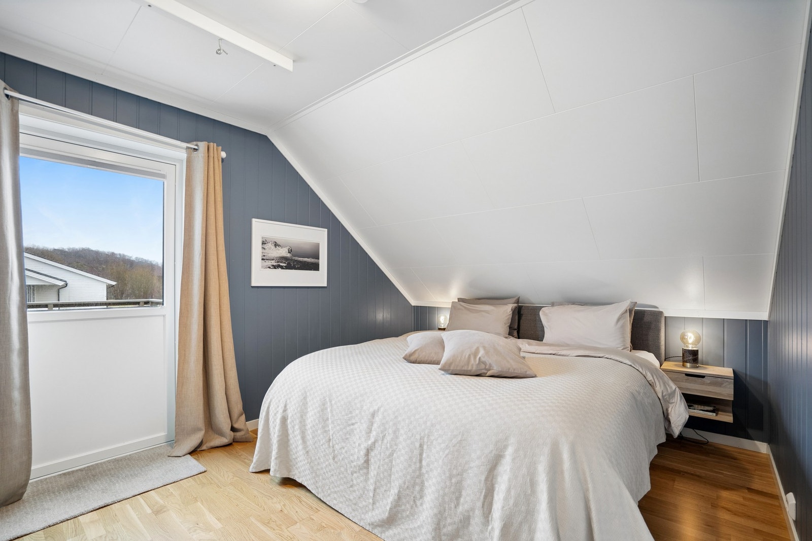 Hovedsoverom med plass til dobbeltseng, nattbord og skyvedørsgarderobe. Galleribilde