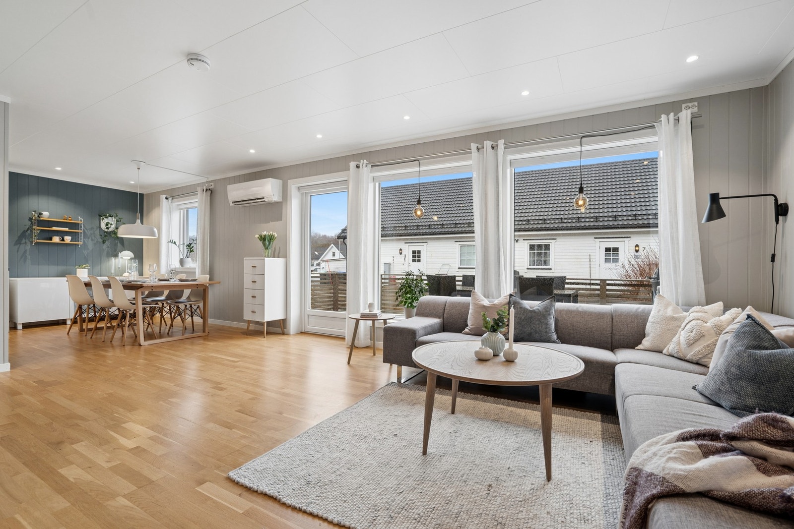 Velkommen inn i boligens hjerterom, nemlig en romslig og lys stue. Galleribilde