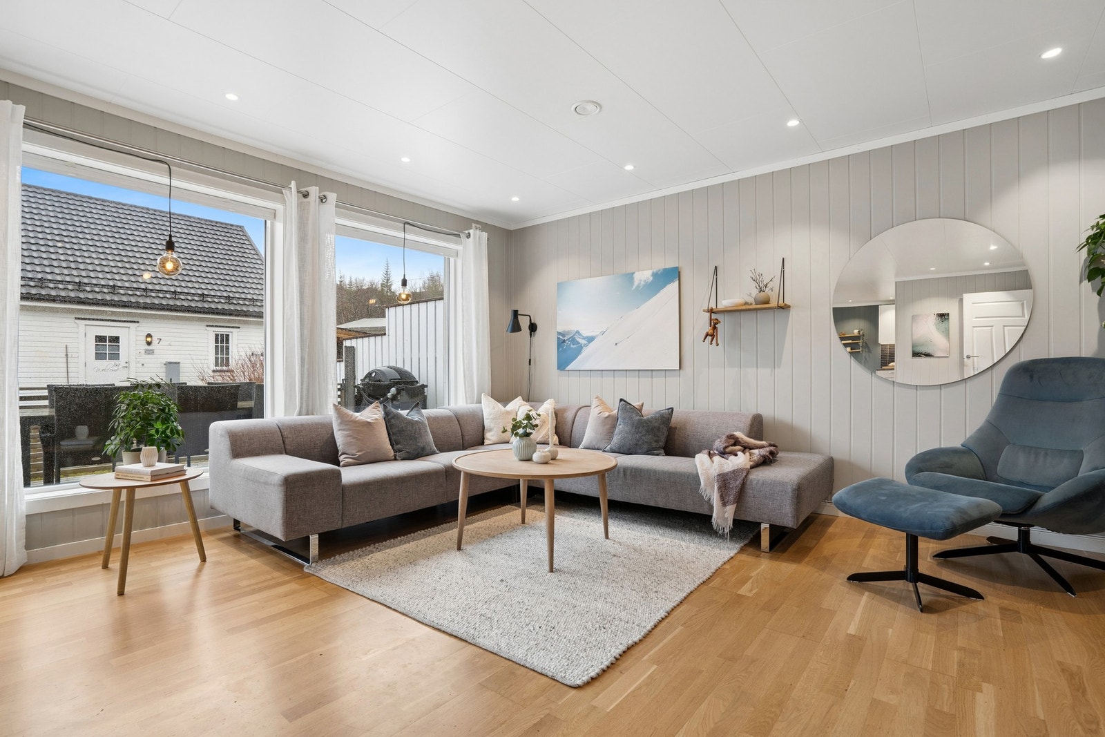 Store vinduer i front sørger for at nok dagslys slippes inn. Galleribilde