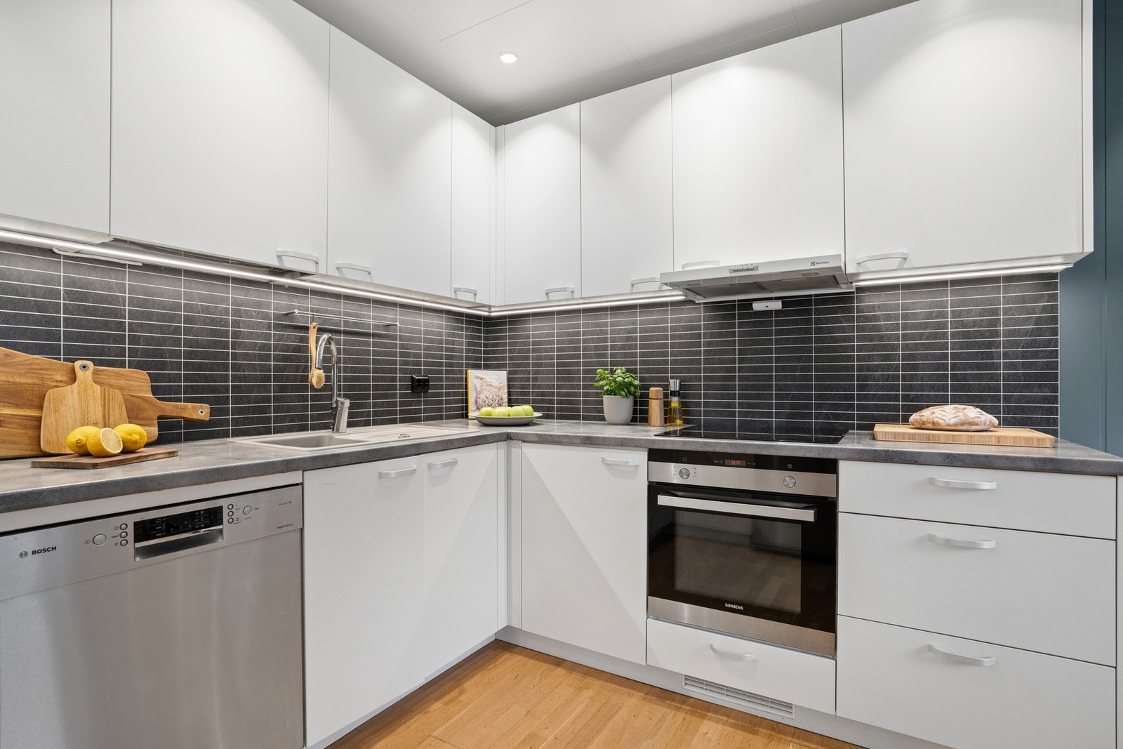 De integrerte hvitevarer på kjøkkenet medfølger i handelen, frittstående kjøleskap medfølger ikke. Galleribilde