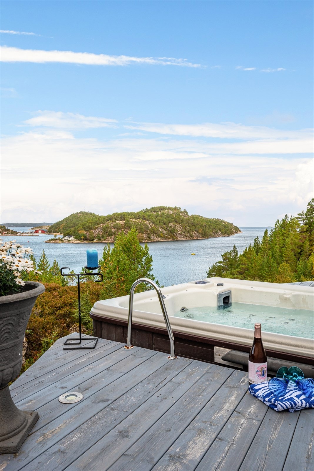 Jacuzzi i nydelige omgivelser og utsikt. Her har du sola til den går ned rundt 2330tiden Galleribilde