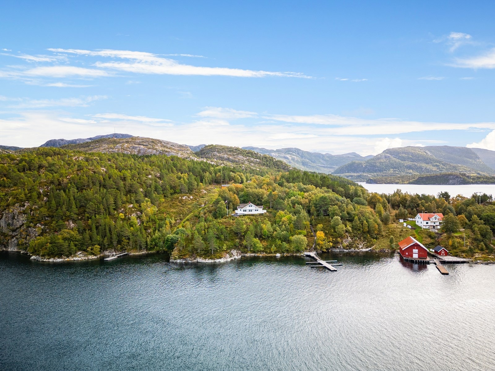 Dronebilde over eiendommen. Kort båttur på 2-3min fra Kongensvollen marina. Galleribilde