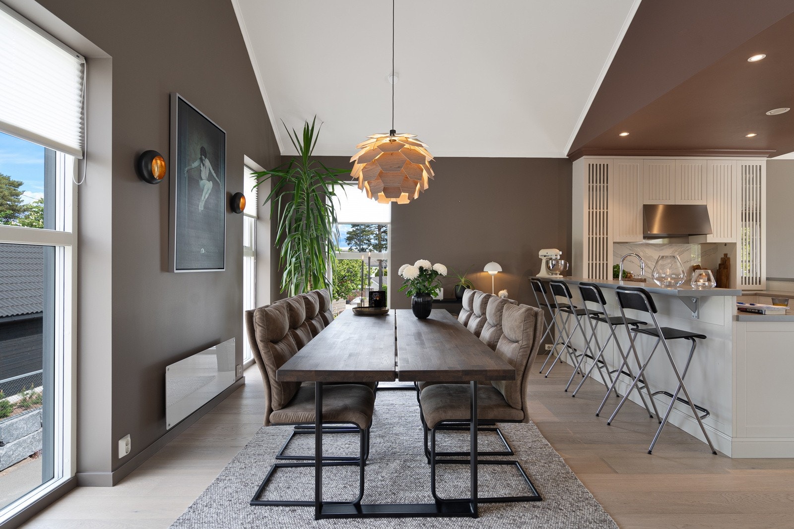 Stor spisestue - her kan man dekke til hyggelige lag for familie og venner Galleribilde