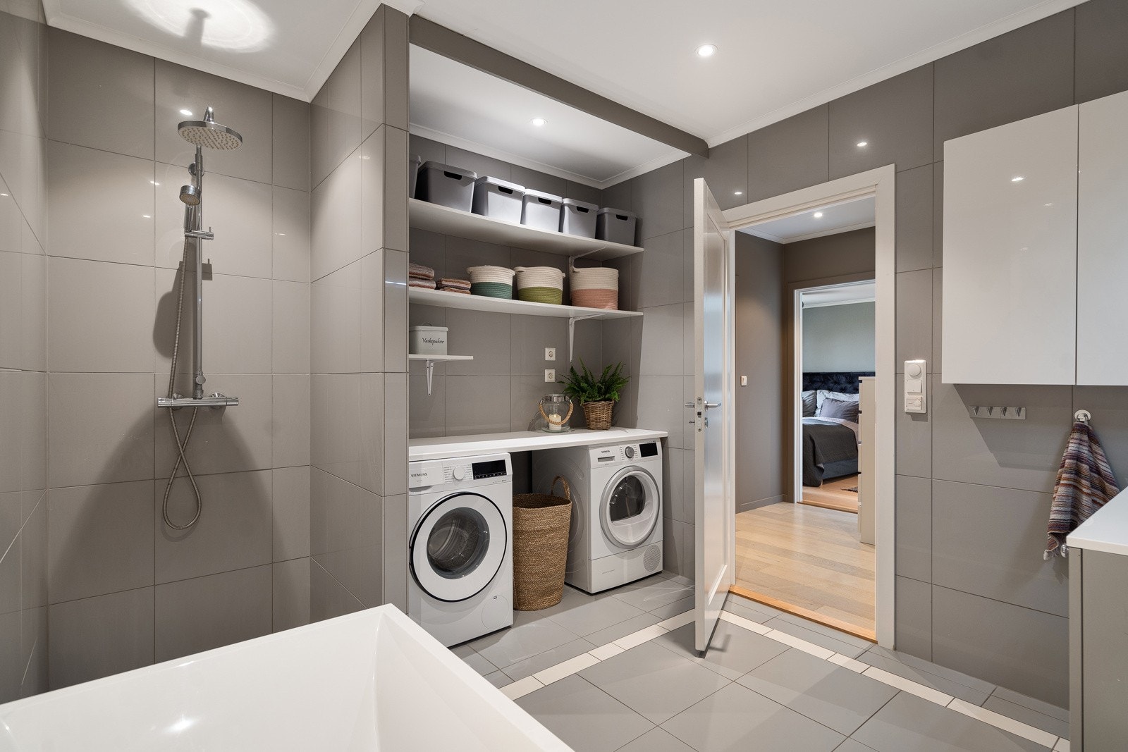 Opplegg for vaskemaskin på badet Galleribilde