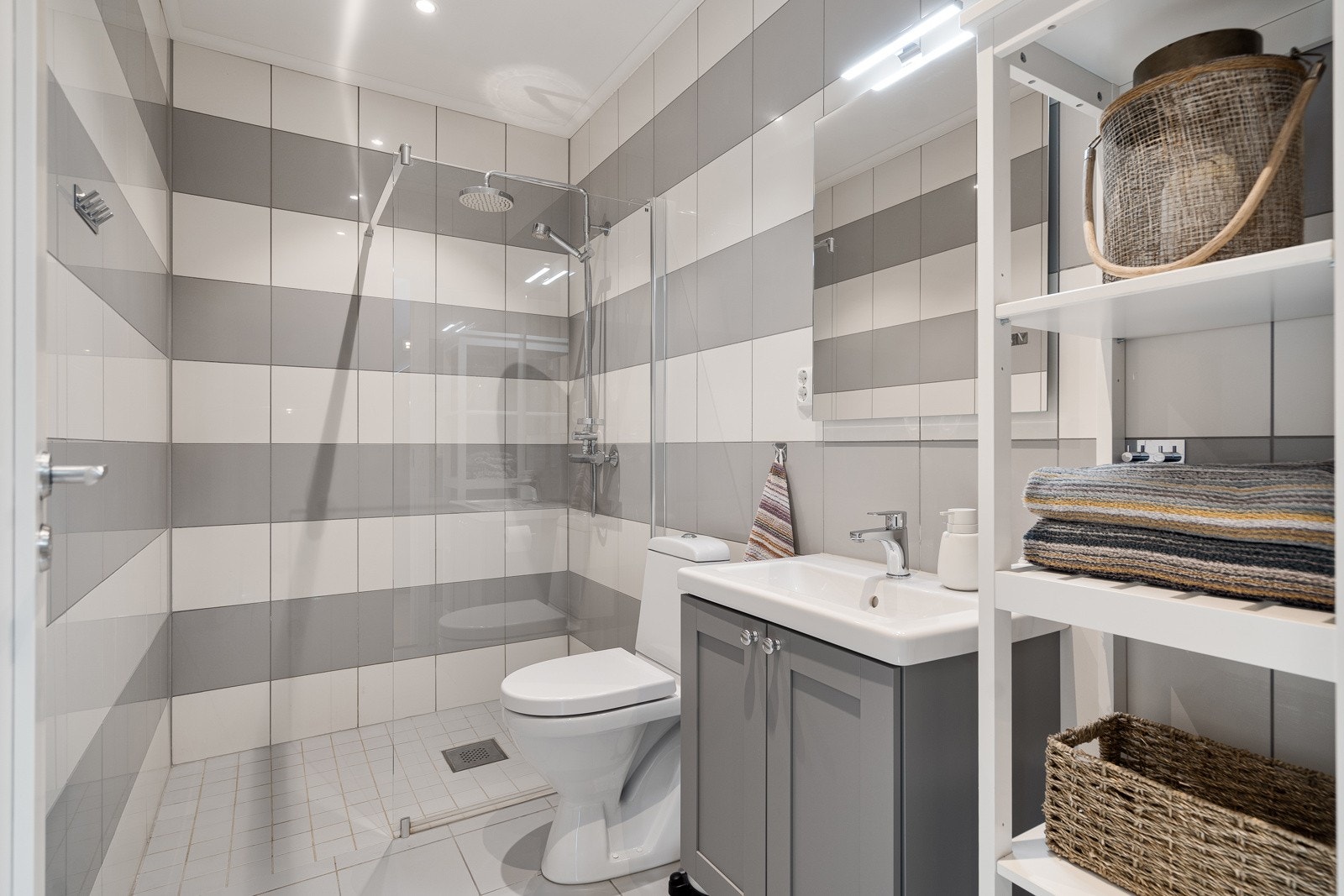 Bad nr 2 - delikate fliser på gulv og vegger Galleribilde