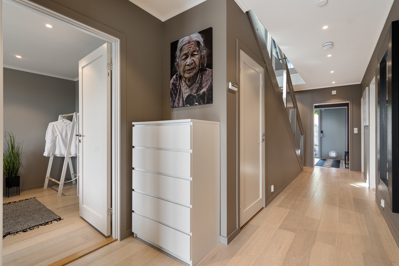 Gang med utgang ut til hagen/terrassen Galleribilde