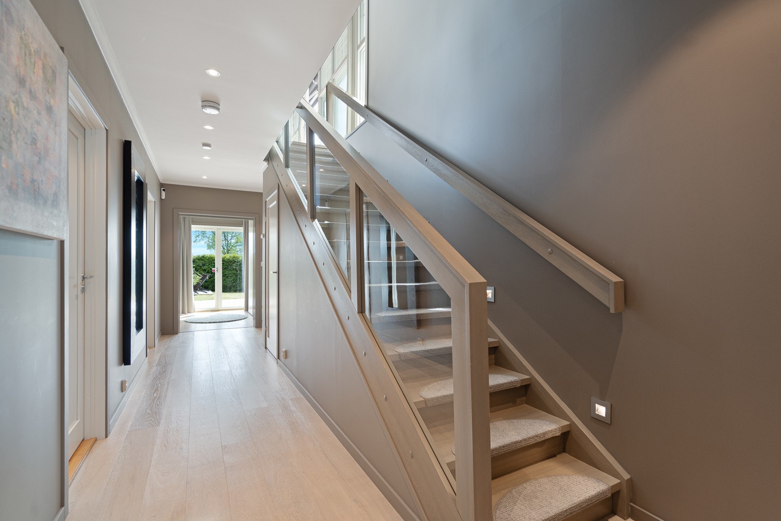 Entrè/gang med trapp opp til 2. etasje samt utgang ut til hagen Galleribilde