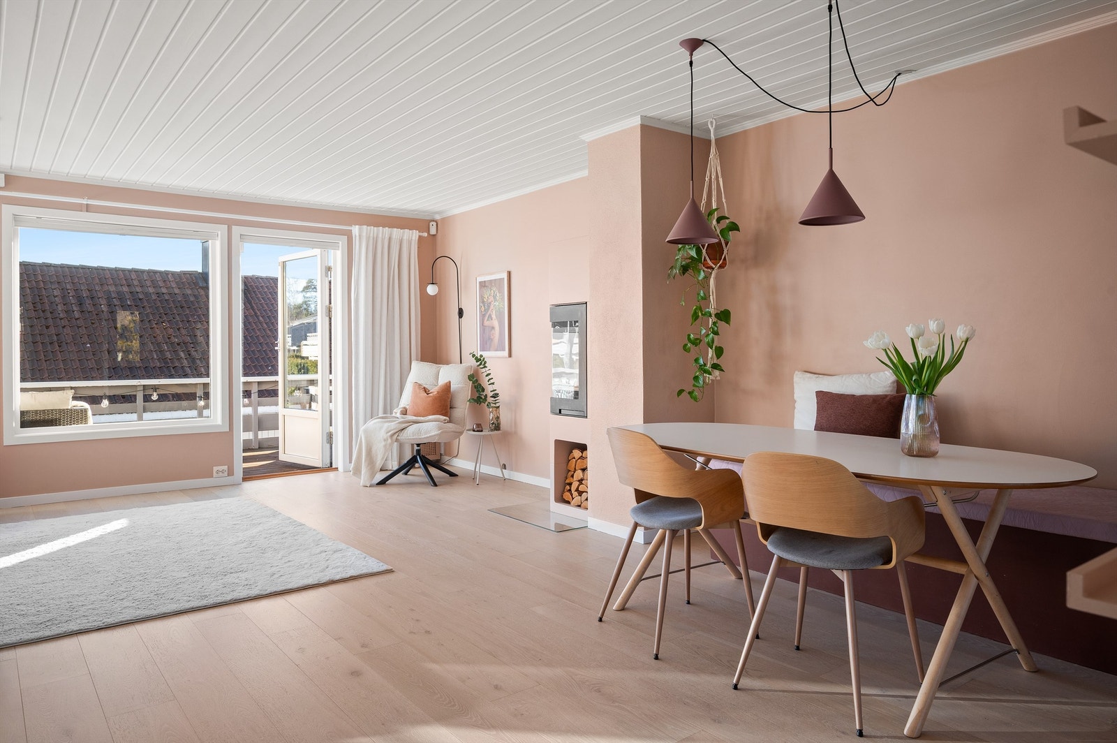 Det er en naturlig og fin plass for å innrede med spisebord med gode muligheter for å invitere venner og familie på middag. Galleribilde