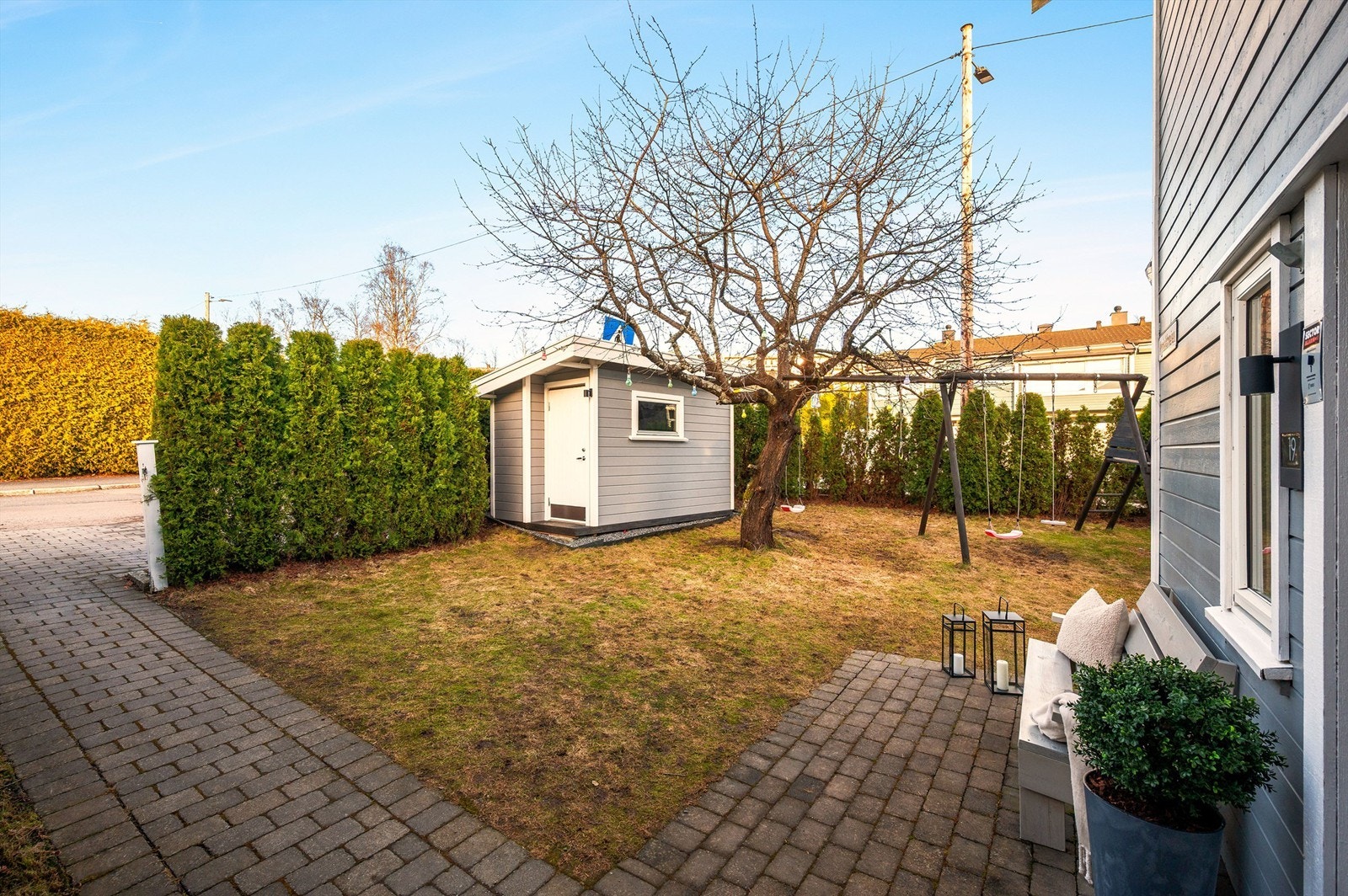 Her bor du i et barnevennlig område med både barnehage og skole ikke langt fra boligen. Nærhet til flotte grøntområder og nydelige turmuligheter. Galleribilde