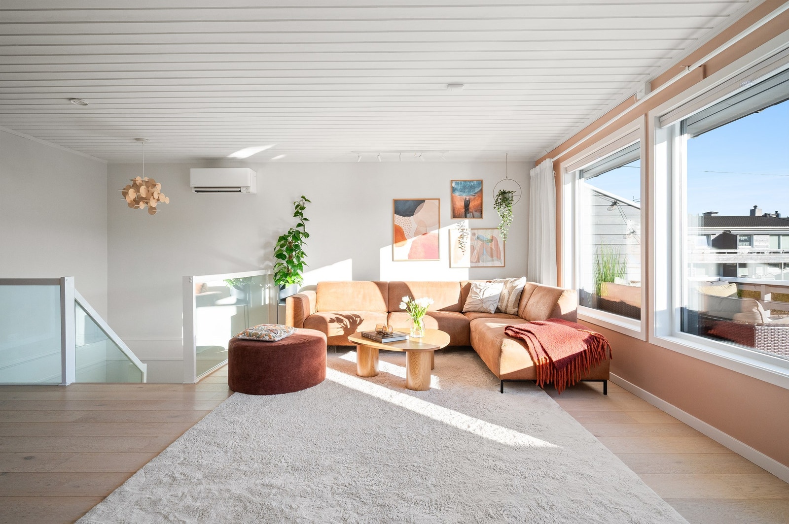 Åpen og romslig stue med store vindusflater og god romfølelse. Galleribilde