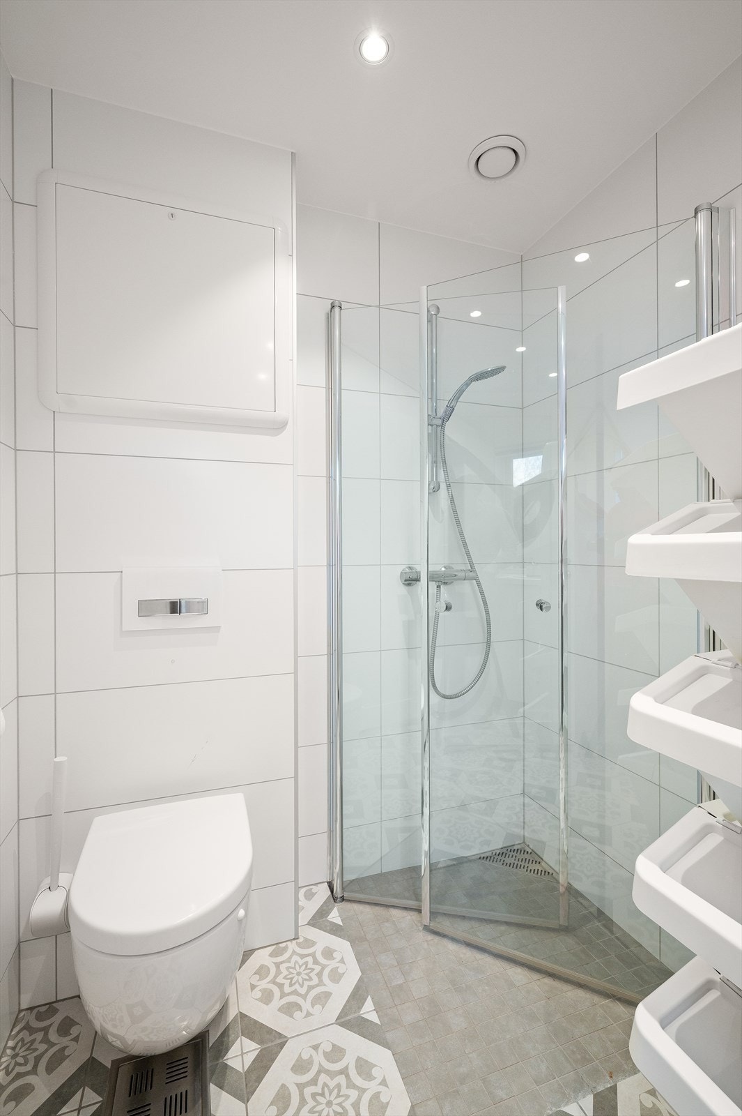 Rommet har flislagte overflater, elektrisk gulvvarme og egen dusjsone. Galleribilde