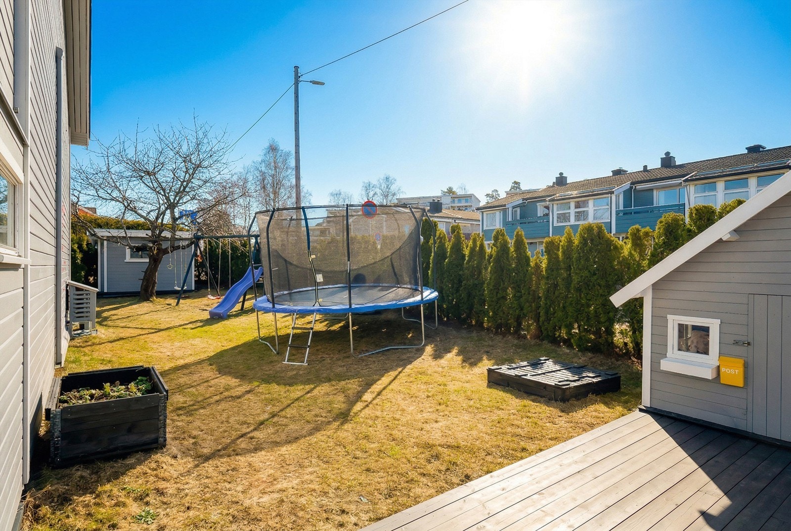 Stor hage med gode lekemuligheter for både små og store. Direkte adkomst fra terrassen gir en fin sammenheng mellom inne- og uteområdene. Galleribilde