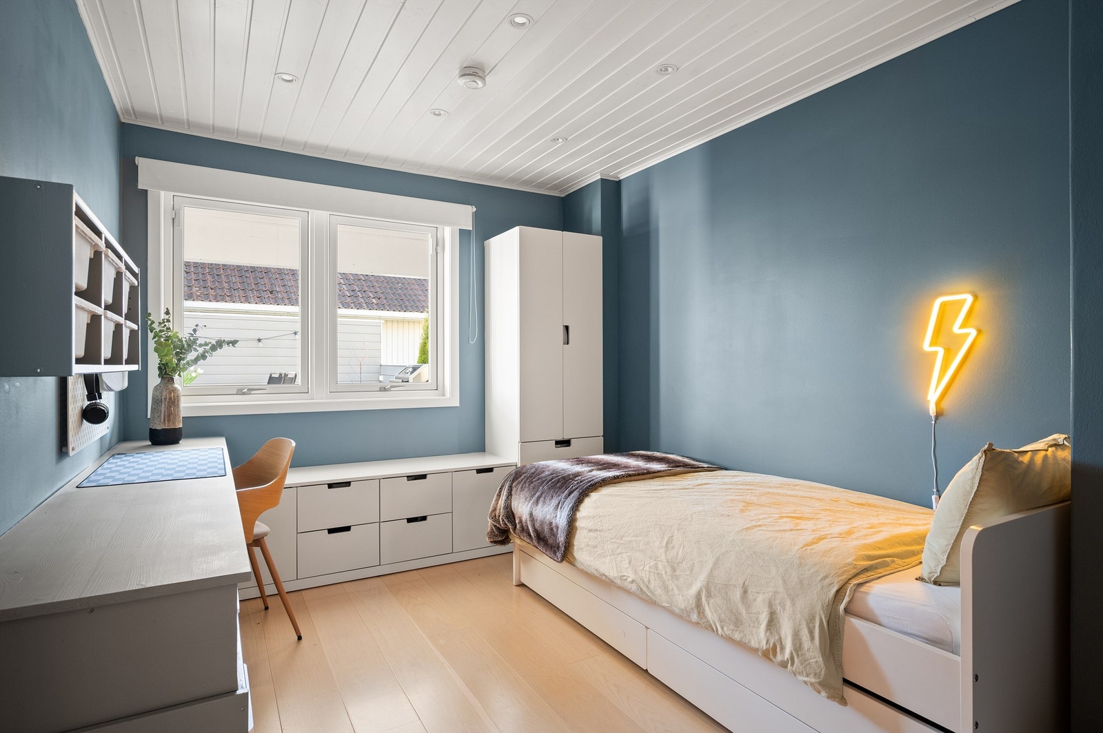 Ett av tre soverom i første etasje, med god plass til seng og en smart, plassbygd løsning for oppbevaring og arbeidspult. Galleribilde