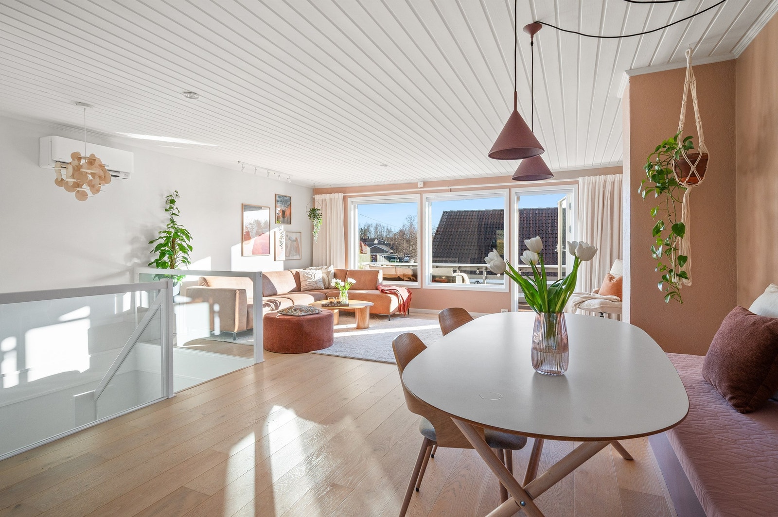 Varmepumpe av merke Daikin (2021) over trappen for maksimal luftfordeling. Det elektriske anlegget ble oppgradert i 2016. Galleribilde